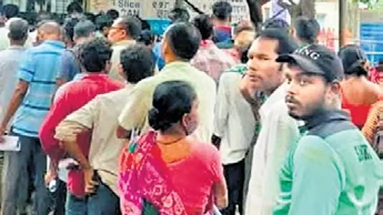 शेड के बिना, SCB में रक्त परीक्षण के लिए मरीज खुले आसमान के नीचे इंतजार करने को मजबूर शेड के बिना, SCB में रक्त परीक्षण के लिए मरीज खुले आसमान के नीचे इंतजार करने को मजबूर