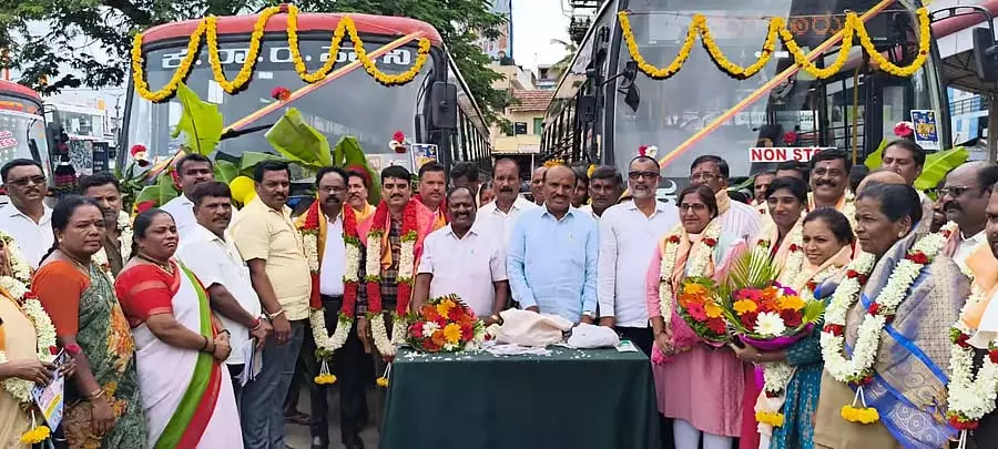 शक्ति उत्सव; लोगों को मिठाइयाँ बाँटी गईं शक्ति उत्सव; लोगों को मिठाइयाँ बाँटी गईं