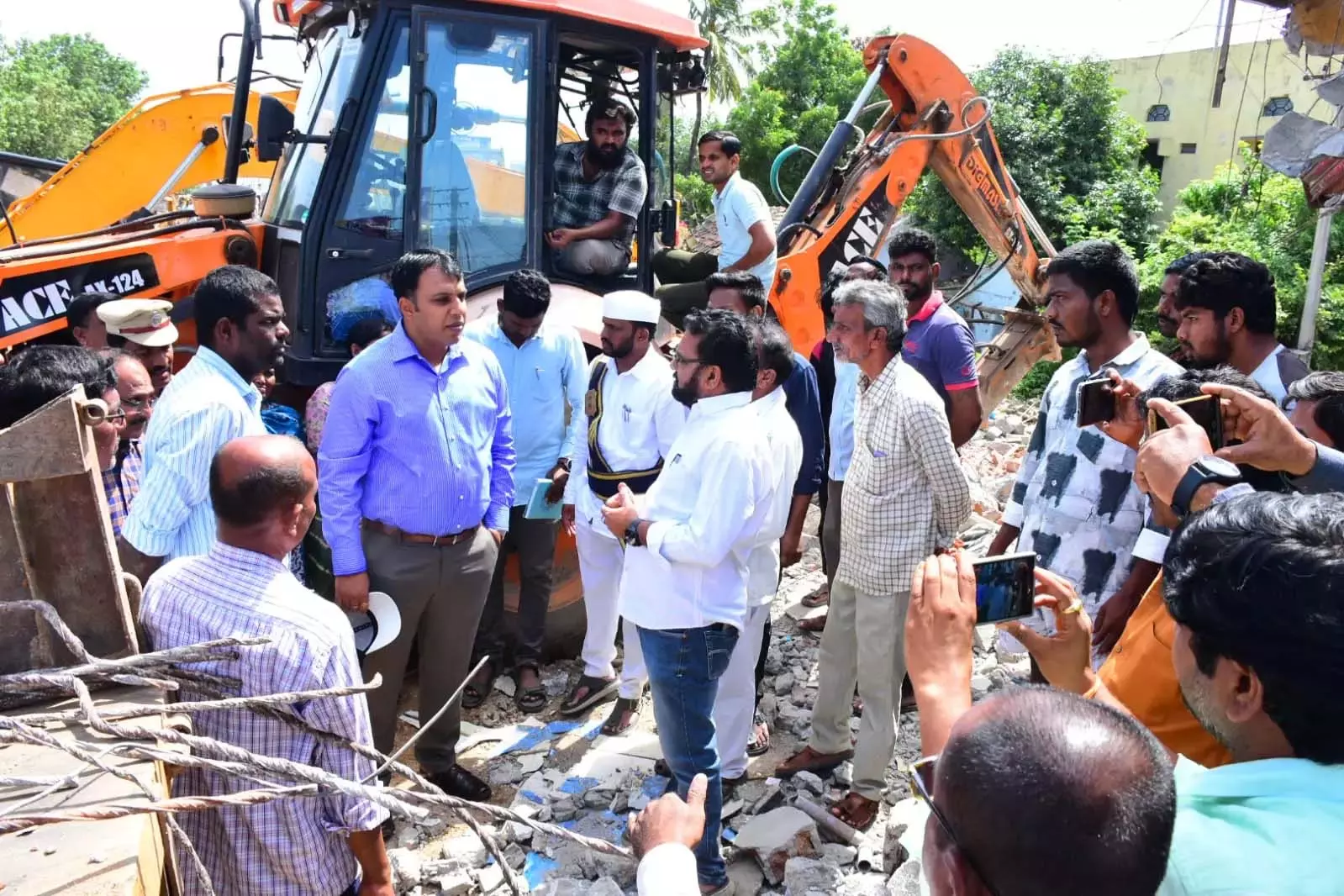 Vemulawada में सड़क चौड़ीकरण परियोजनाओं का कड़ा विरोध Vemulawada में सड़क चौड़ीकरण परियोजनाओं का कड़ा विरोध