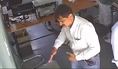 परीक्षा में थप्पड़ पर छात्र ने भिंड कलेक्टर के खिलाफ शिकायत दर्ज कराई परीक्षा में थप्पड़ पर छात्र ने भिंड कलेक्टर के खिलाफ शिकायत दर्ज कराई