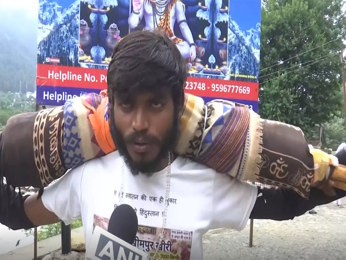 111 दिनों की पैदल यात्रा के बाद यूपी से तीर्थयात्री अमरनाथ यात्रा के लिए पहलगाम पहुंचे 111 दिनों की पैदल यात्रा के बाद यूपी से तीर्थयात्री अमरनाथ यात्रा के लिए पहलगाम पहुंचे