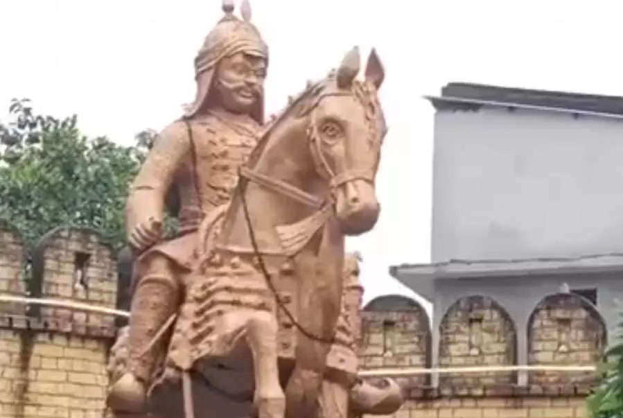 महापुरुषों के मूर्तियों से भाला और चश्मा चोरी, वीडियो महापुरुषों के मूर्तियों से भाला और चश्मा चोरी, वीडियो