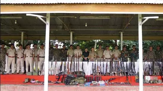 Manipur : पुलिस और सुरक्षाबलों ने हथियारों का जखीरा बरामद किया Manipur : पुलिस और सुरक्षाबलों ने हथियारों का जखीरा बरामद किया
