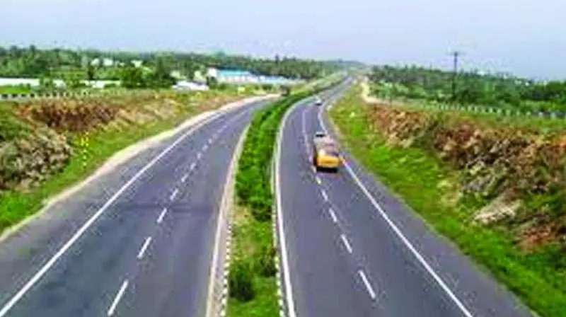 NH-16 पर विशाल तरल नाइट्रोजन टैंक ने ध्यान खींचा NH-16 पर विशाल तरल नाइट्रोजन टैंक ने ध्यान खींचा