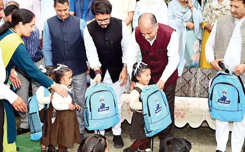 अनुराग ठाकुर ने बच्चों को बांटे स्कूल बैग अनुराग ठाकुर ने बच्चों को बांटे स्कूल बैग