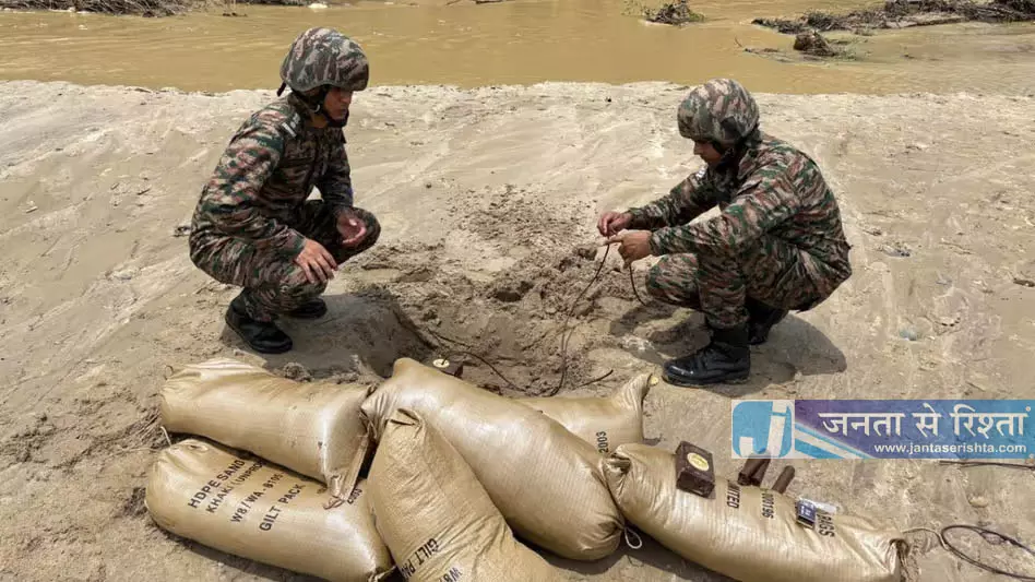 Assam : तमुलपुर खंडाजन नदी में मोर्टार शेल बरामद, सुरक्षित रूप से निष्क्रिय किया Assam : तमुलपुर खंडाजन नदी में मोर्टार शेल बरामद, सुरक्षित रूप से निष्क्रिय किया