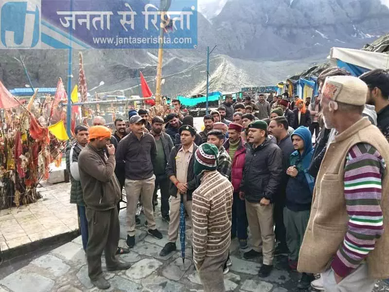 वन्यजीव अधिकारियों ने Manimahesh lake के पास अवैध दुकानों पर कार्रवाई की वन्यजीव अधिकारियों ने Manimahesh lake के पास अवैध दुकानों पर कार्रवाई की