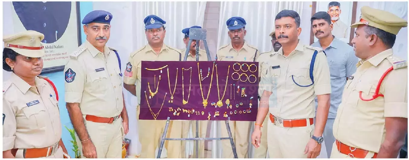 Andhra: चोर गिरफ्तार, 37 लाख रुपये का सोना बरामद Andhra: चोर गिरफ्तार, 37 लाख रुपये का सोना बरामद