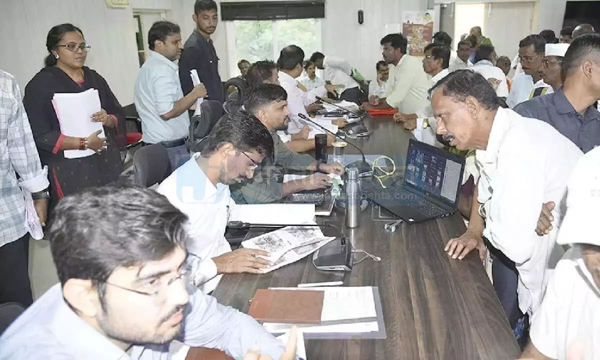 Andhra: PGRS में लंबित भूमि संबंधी मुद्दों का समाधान Andhra: PGRS में लंबित भूमि संबंधी मुद्दों का समाधान