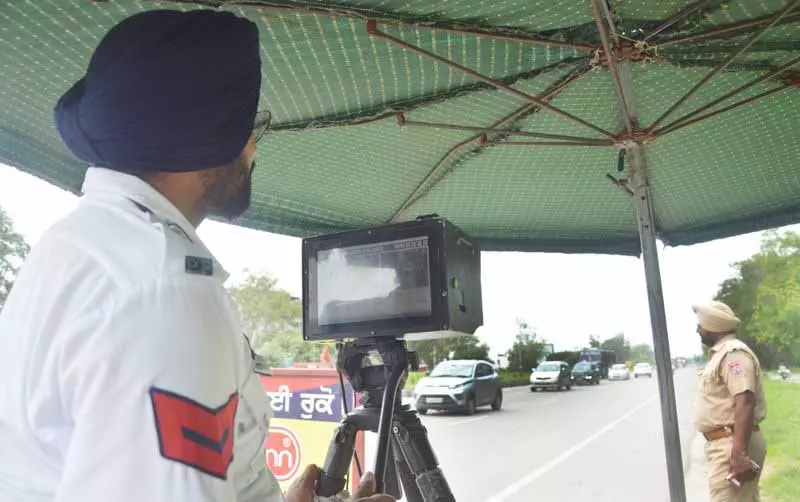 Ludhiana: गलत पार्किंग, बिना हेलमेट के गाड़ी चलाना शहर में सबसे आम यातायात अपराध Ludhiana: गलत पार्किंग, बिना हेलमेट के गाड़ी चलाना शहर में सबसे आम यातायात अपराध
