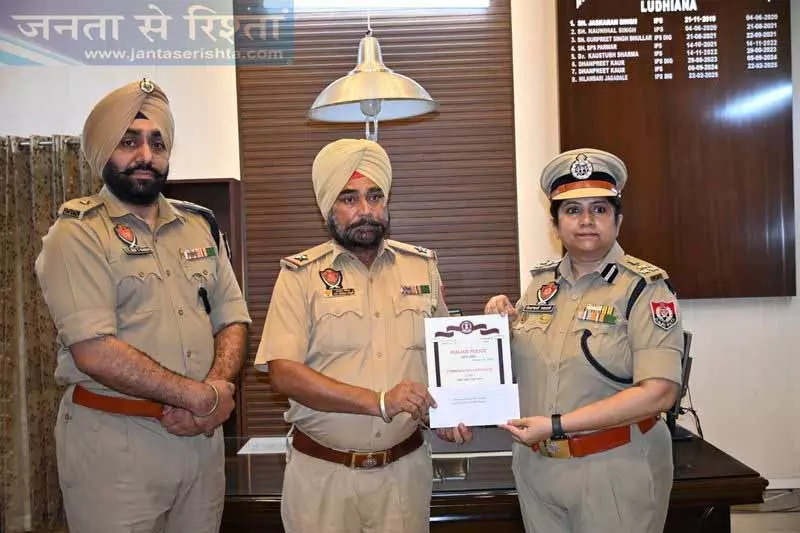 DIG जगदाले ने बड़ी मात्रा में मादक पदार्थ बरामदगी के लिए पुलिसकर्मियों को सम्मानित किया DIG जगदाले ने बड़ी मात्रा में मादक पदार्थ बरामदगी के लिए पुलिसकर्मियों को सम्मानित किया