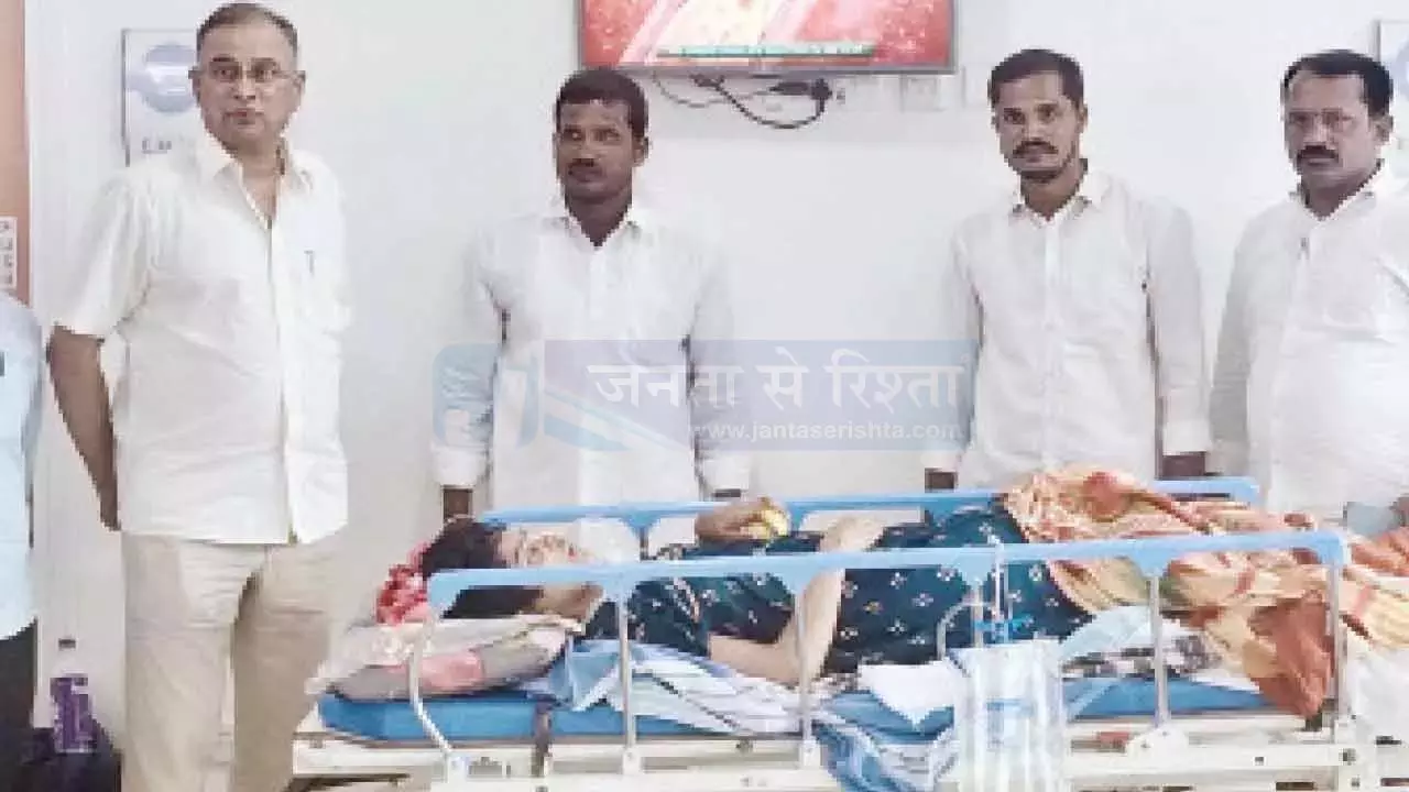 Telangana: रघुराम रेड्डी ने गरीब आदिवासी लड़की का चिकित्सा उपचार सुनिश्चित किया Telangana: रघुराम रेड्डी ने गरीब आदिवासी लड़की का चिकित्सा उपचार सुनिश्चित किया
