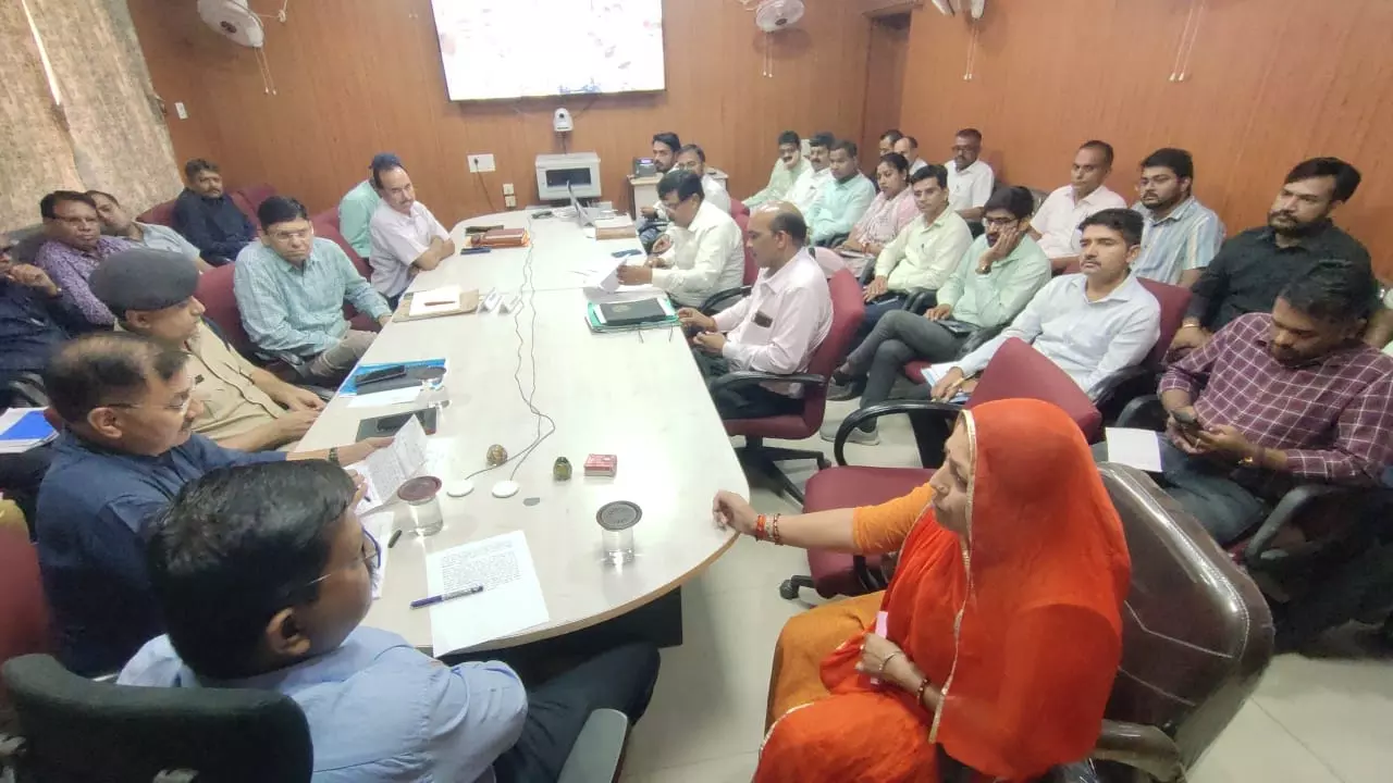 Jalore: जिला स्तरीय जनसुनवाई व संपर्क पोर्टल पर दर्ज परिवेदनाओं की समीक्षा बैठक गुरूवार को Jalore: जिला स्तरीय जनसुनवाई व संपर्क पोर्टल पर दर्ज परिवेदनाओं की समीक्षा बैठक गुरूवार को