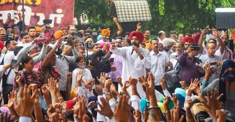 Waring ने भूमि पूलिंग नीति के खिलाफ कांग्रेस के विरोध प्रदर्शन का नेतृत्व किया Waring ने भूमि पूलिंग नीति के खिलाफ कांग्रेस के विरोध प्रदर्शन का नेतृत्व किया