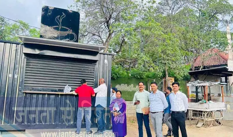 KBR पार्क पार्किंग में कर-मुक्त दुकानों को जब्त किया गया KBR पार्क पार्किंग में कर-मुक्त दुकानों को जब्त किया गया