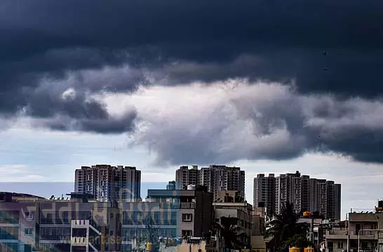 कम दबाव के कारण बंगाल में भारी बारिश का अनुमान कम दबाव के कारण बंगाल में भारी बारिश का अनुमान