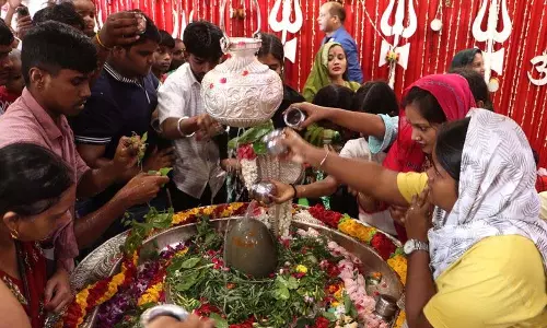 सावन के पहले सोमवार को बारिश से बेपरवाह, मंदिरों में उमड़े श्रद्धालु