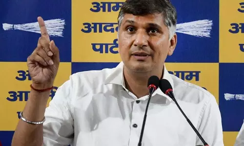 आप का कपिल मिश्रा पर फर्जी खबरों से सांप्रदायिक तनाव भड़काने का आरोप आप का कपिल मिश्रा पर फर्जी खबरों से सांप्रदायिक तनाव भड़काने का आरोप