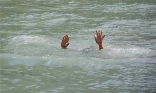 नूंह में खुले नाले में डूबकर बच्चा मरा, ठेकेदार पर मामला दर्ज