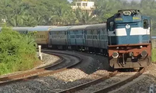 दर्जनभर लोकल ट्रेनें दोबारा शुरू दर्जनभर लोकल ट्रेनें दोबारा शुरू