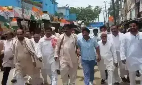 Deoria: योगी सरकार की पुलिस फर्जी मुकदमों में फंसा रही है लोगों को : रोशन Deoria: योगी सरकार की पुलिस फर्जी मुकदमों में फंसा रही है लोगों को : रोशन