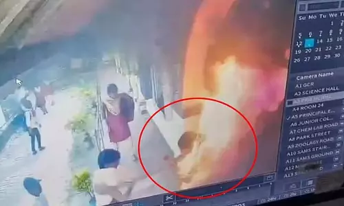 प्रोफेसर के खिलाफ यौन उत्पीड़न की शिकायत कार्रवाई न होने पर छात्रा ने खुद को आग लगा ली