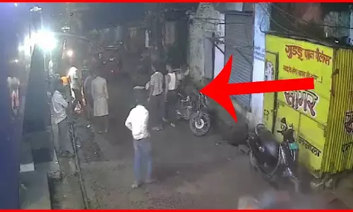 चाय का चस्का...जान पर भारी! LIVE वीडियो वायरल