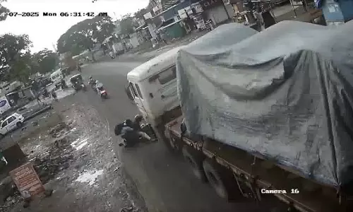 Pune: गड्ढे के कारण ट्रेलर से गिरकर नवविवाहित एचआर एक्जीक्यूटिव की मौत Pune: गड्ढे के कारण ट्रेलर से गिरकर नवविवाहित एचआर एक्जीक्यूटिव की मौत