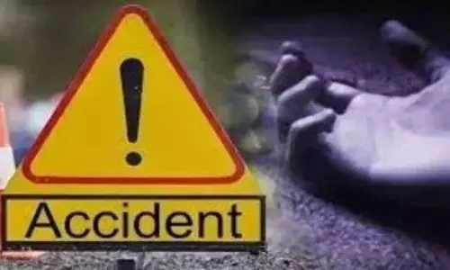Ballia: महिला को टक्कर मार पलटी बाइक, मासूम बच्ची समेत दो की मौत
