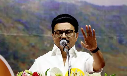 CM चिदंबरम सरकारी स्कूल में कामराज के चित्र पर श्रद्धांजलि अर्पित की CM चिदंबरम सरकारी स्कूल में कामराज के चित्र पर श्रद्धांजलि अर्पित की