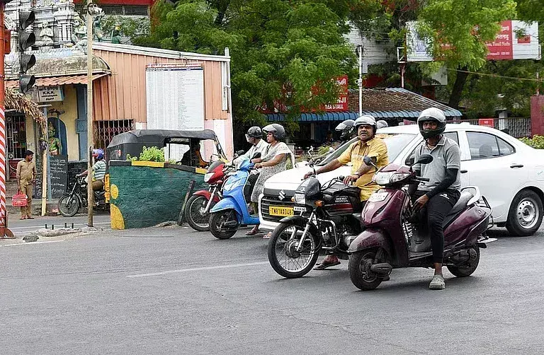 Tamil Nadu: राजमार्ग विभाग ने सुरक्षा चिह्नों को चित्रित किया Tamil Nadu: राजमार्ग विभाग ने सुरक्षा चिह्नों को चित्रित किया