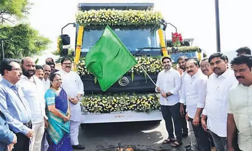 AP: मंत्री लोकेश ने पांच सड़क सफाई वाहनों को हरी झंडी दिखाकर रवाना किया