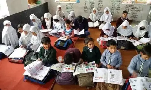 देश के 50% सरकारी स्कूलों में नहीं हैं डेस्क और बेंच