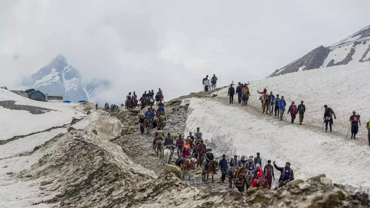 kashmir: अमरनाथ यात्रा में अब तक 2 लाख भक्तों ने किए दर्शन kashmir: अमरनाथ यात्रा में अब तक 2 लाख भक्तों ने किए दर्शन
