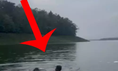 नहा रहे दो छात्रों की मौत का LIVE वीडियो, मंजर देख कांप गए लोग नहा रहे दो छात्रों की मौत का LIVE वीडियो, मंजर देख कांप गए लोग