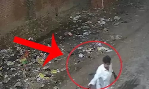 महिला की हत्या का LIVE वीडियो वायरल, बेटी की आंखों ने देखा खौफनाक मंजर महिला की हत्या का LIVE वीडियो वायरल, बेटी की आंखों ने देखा खौफनाक मंजर
