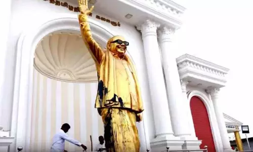 सलेम में पूर्व CM करुणानिधि की प्रतिमा पर काला रंग पोतने के बाद पुलिस ने जांच शुरू की