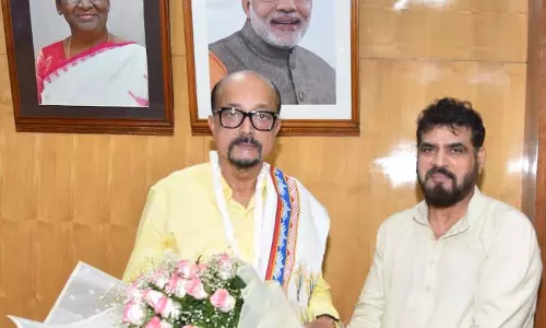 राज्यपाल डेका से छत्तीसगढ़ खादी एवं ग्रामोद्योग बोर्ड के अध्यक्ष ने की सौजन्य भेंट