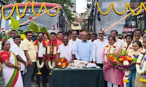 शक्ति उत्सव; लोगों को मिठाइयाँ बाँटी गईं