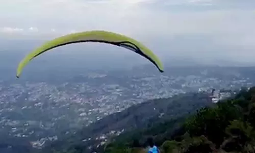 Dharamsala में पैराग्लाइडिंग दुर्घटना में गुजरात के पर्यटक की मौत Dharamsala में पैराग्लाइडिंग दुर्घटना में गुजरात के पर्यटक की मौत