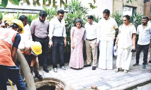 Chennai MC ने पहली बार नालियों की सफाई के लिए सुपर सकर का इस्तेमाल किया Chennai MC ने पहली बार नालियों की सफाई के लिए सुपर सकर का इस्तेमाल किया