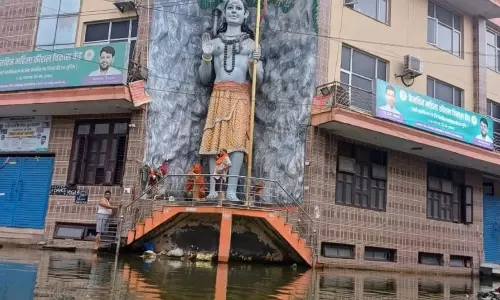 Gurugram: महीनों से सीवर के पानी में घिरे महादेव