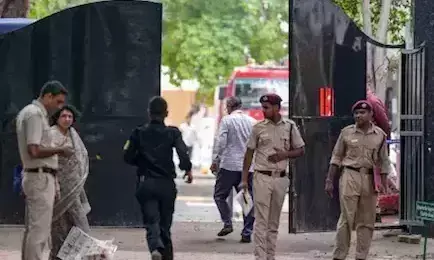 New Delhi: बम की धमकी से डरा सेंट स्टीफन कॉलेज, जांच शुरू New Delhi: बम की धमकी से डरा सेंट स्टीफन कॉलेज, जांच शुरू