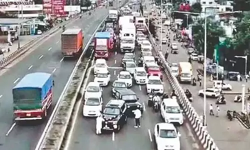 रील शूट करने के लिए 5 युवकों ने पुणे-बैंगलोर हाईवे पर ट्रैफिक रोका, मामला दर्ज