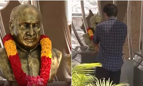 Tamil Nadu: विजय ने कामराज की प्रतिमा पर माल्यार्पण किया और श्रद्धांजलि दी Tamil Nadu: विजय ने कामराज की प्रतिमा पर माल्यार्पण किया और श्रद्धांजलि दी