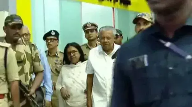 Kerala : मुख्यमंत्री पिनाराई विजयन अमेरिका से इलाज के बाद स्वदेश लौटे Kerala : मुख्यमंत्री पिनाराई विजयन अमेरिका से इलाज के बाद स्वदेश लौटे