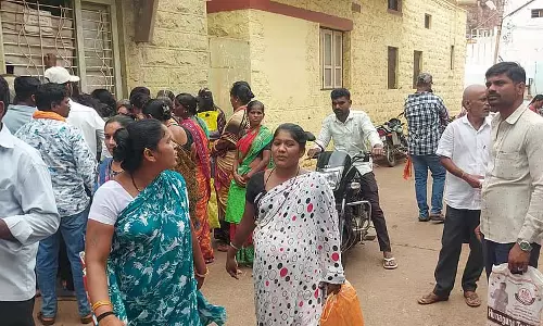Badami : बेघर लोग आवेदन करने के लिए उमड़े Badami : बेघर लोग आवेदन करने के लिए उमड़े