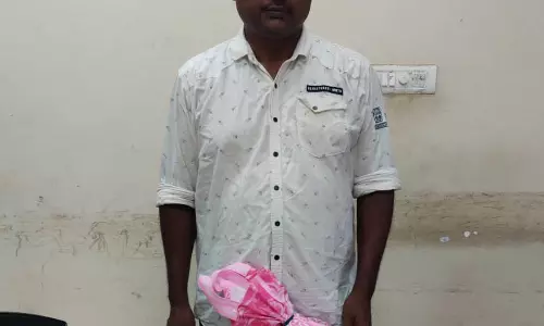 रायपुर महिला थाने के पास डोडा बेच रहा तस्कर गिरफ्तार रायपुर महिला थाने के पास डोडा बेच रहा तस्कर गिरफ्तार
