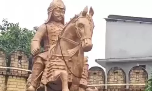 महापुरुषों के मूर्तियों से भाला और चश्मा चोरी, वीडियो महापुरुषों के मूर्तियों से भाला और चश्मा चोरी, वीडियो