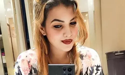 परदेसिया बदमाश रोहित तोमर की पत्नी अरेस्ट परदेसिया बदमाश रोहित तोमर की पत्नी अरेस्ट
